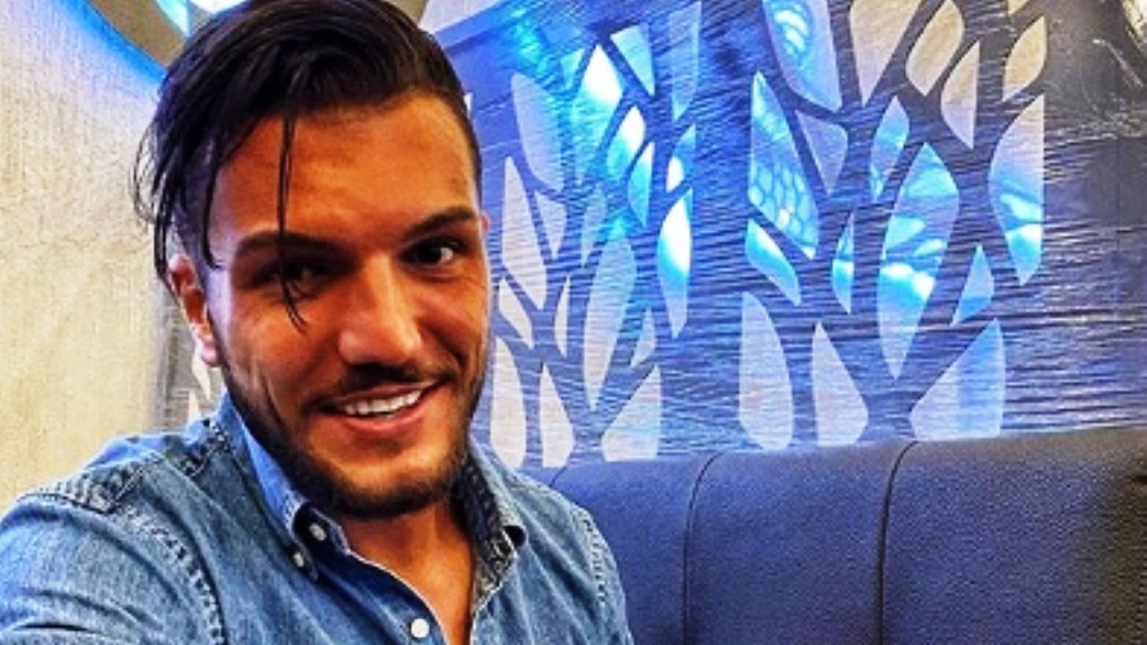 Foto di Davide Basolo con camicia di jeans