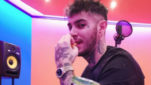 emis killa nel suo studio