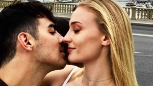 Foto di Joe Jonas e Sophie Turner che si baciano