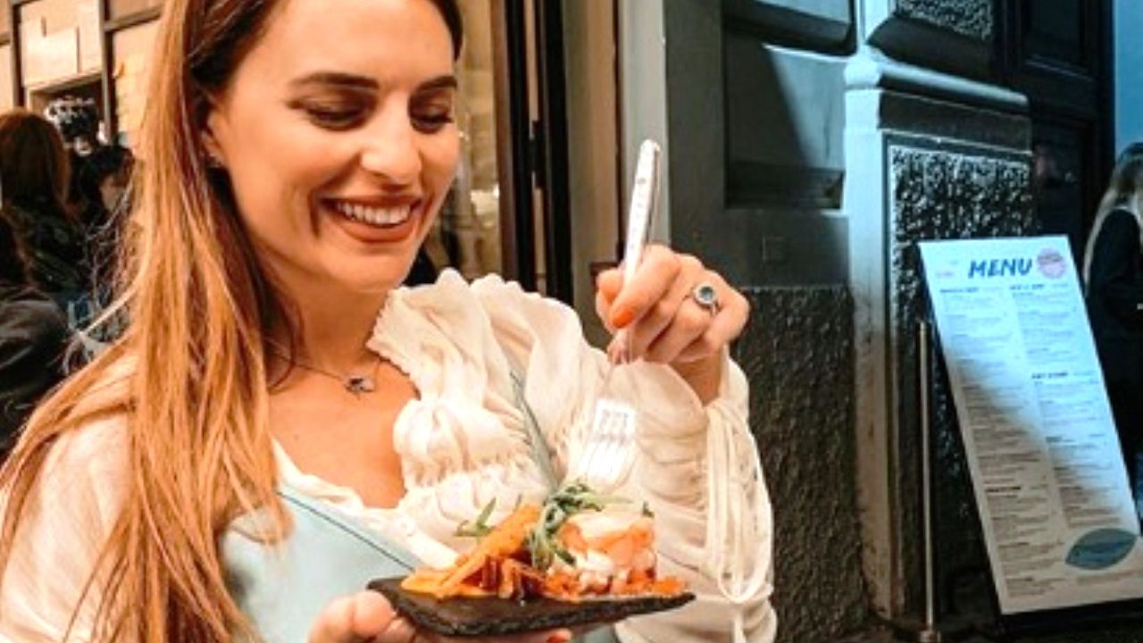 Foto di Ramona Amodelo che mangia pesce in gravidanza