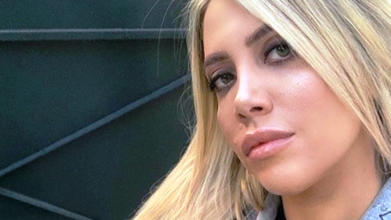 Un primo piano di Wanda Nara truccata