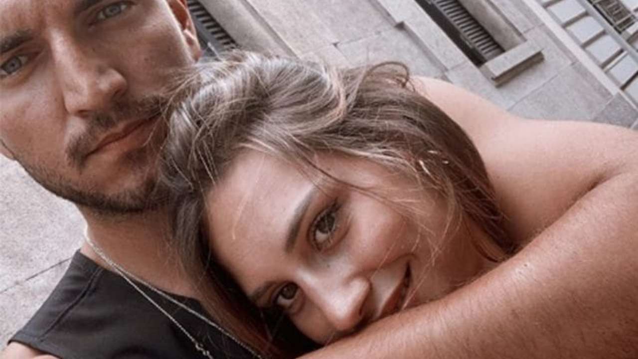 beatrice valli e marco fantini selfie abbracciati