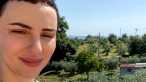 Arisa capelli lunghi e biondissimi, critiche dei fan: “Ma chi sei?” (Foto) Arisa capelli lunghi e biondissimi, critiche dei fan: “Ma chi sei?” (Foto)