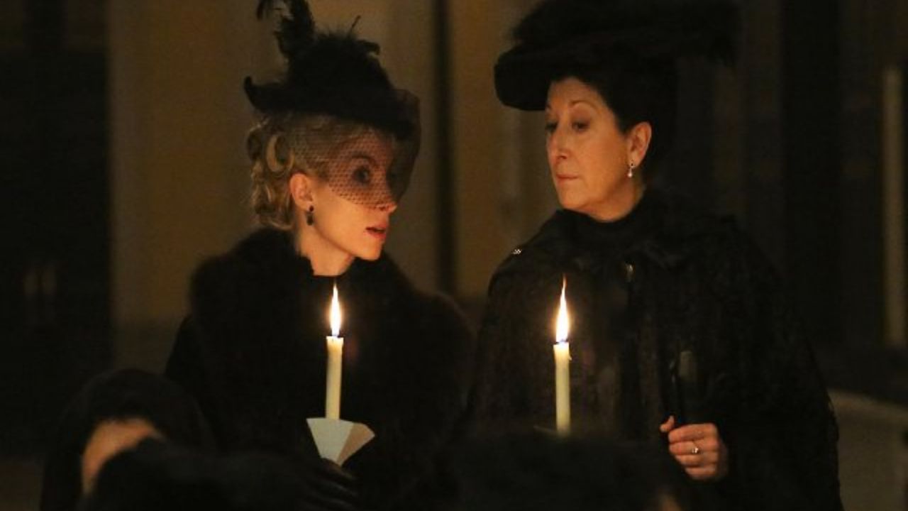 una vita, ursula e cayetana con candele