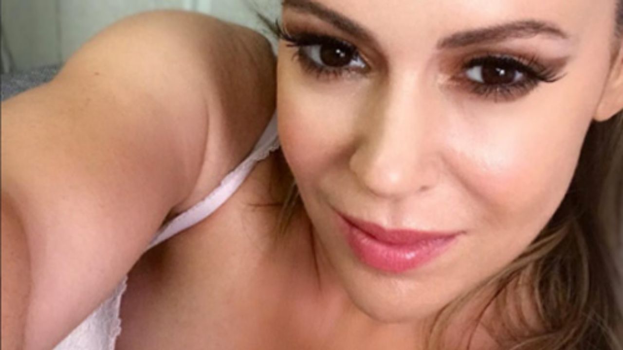 alyssa milano selfie