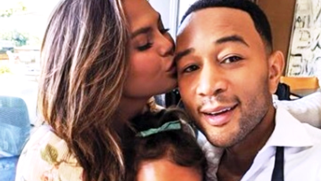 Bacio tra John Legend e Chrissy Teigen