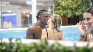 Enock Barwuah al Gf Vip bacia un’altra: la reazione della fidanzata Giorgia Enock Barwuah al Gf Vip bacia un’altra: la reazione della fidanzata Giorgia