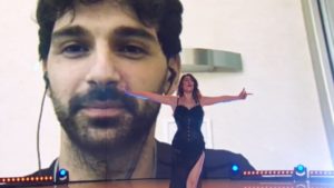 Elisa Isoardi balla da sola e convince: Todaro in collegamento dall’ospedale Elisa Isoardi balla da sola e convince: Todaro in collegamento dall’ospedale