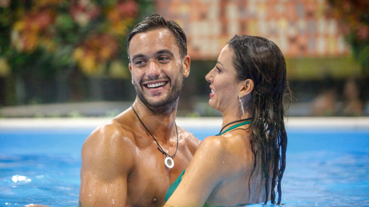 elisabetta gregoraci e pierpaolo pretelli in piscina insieme