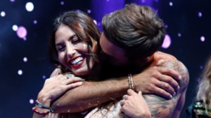 GF Vip, Pretelli con parrucca e tacchi imita Zorzi e Giulia Salemi GF Vip, Pretelli con parrucca e tacchi imita Zorzi e Giulia Salemi