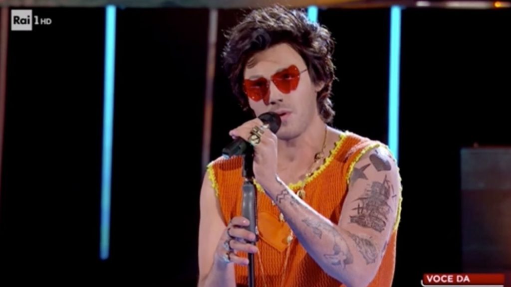 Monte imita Harry Styles: Verdone critico, Loretta difende Francesco