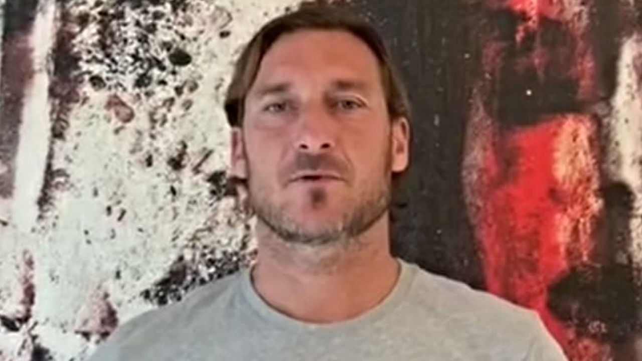 francesco totti maglia grigia