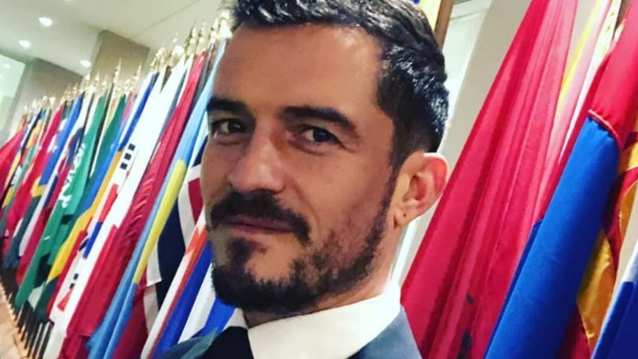 orlando bloom foto in giacca e cravatta