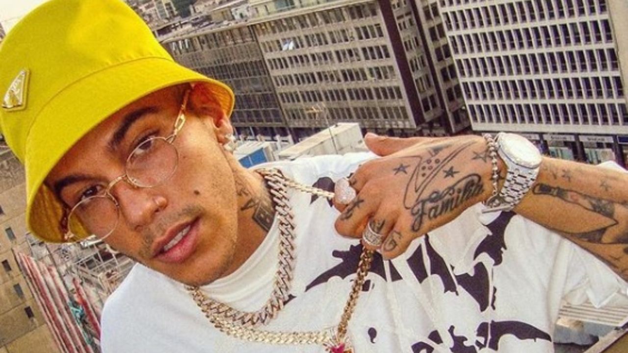 sfera ebbasta piazza in suo onore