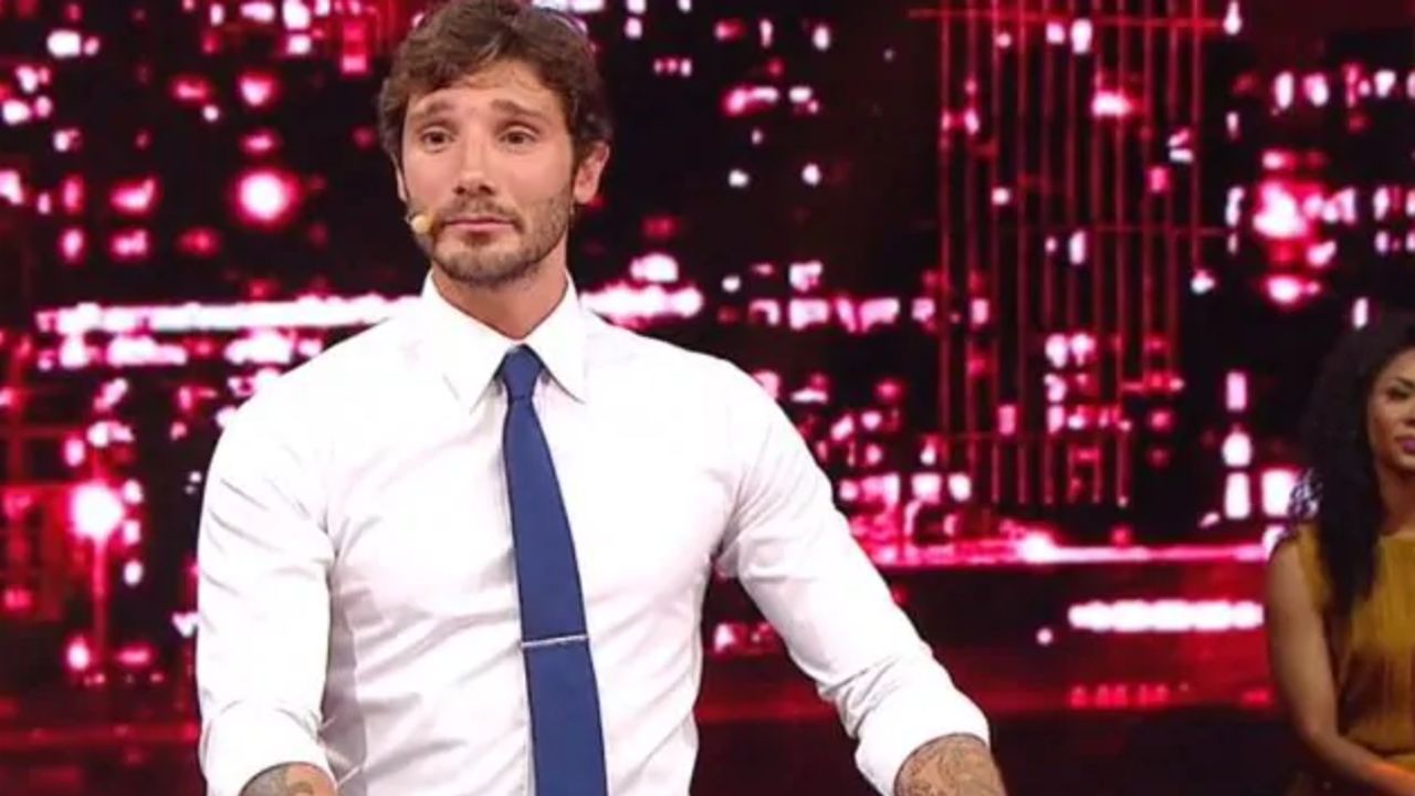 stefano de martino, stasera tutto è possibile slitta