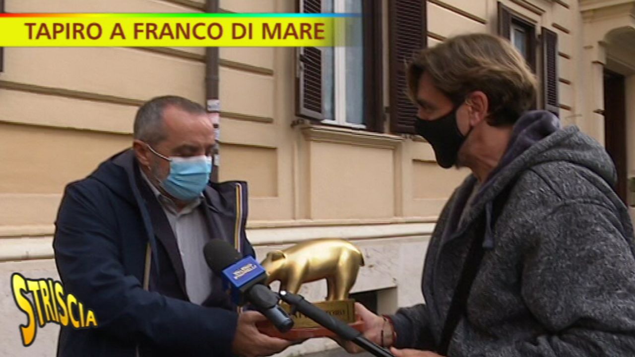 franco di mare riceve il tapiro