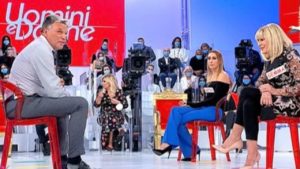 UeD anticipazioni, polverone sulla redazione: dama smascherata UeD anticipazioni, polverone sulla redazione: dama smascherata