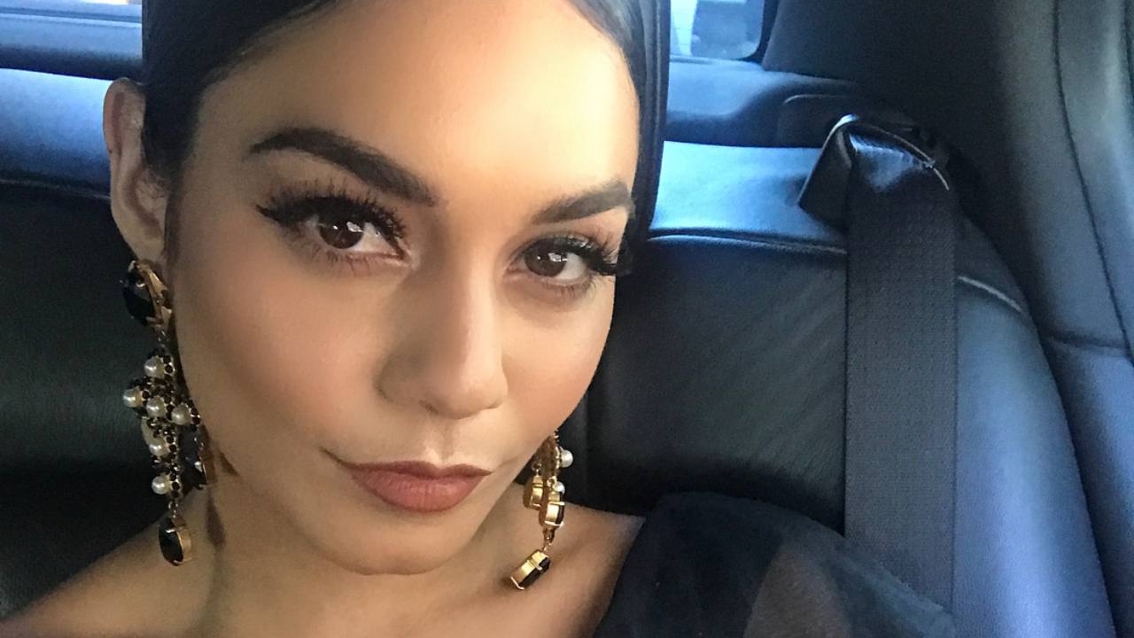 vanessa hudgens selfie in macchina