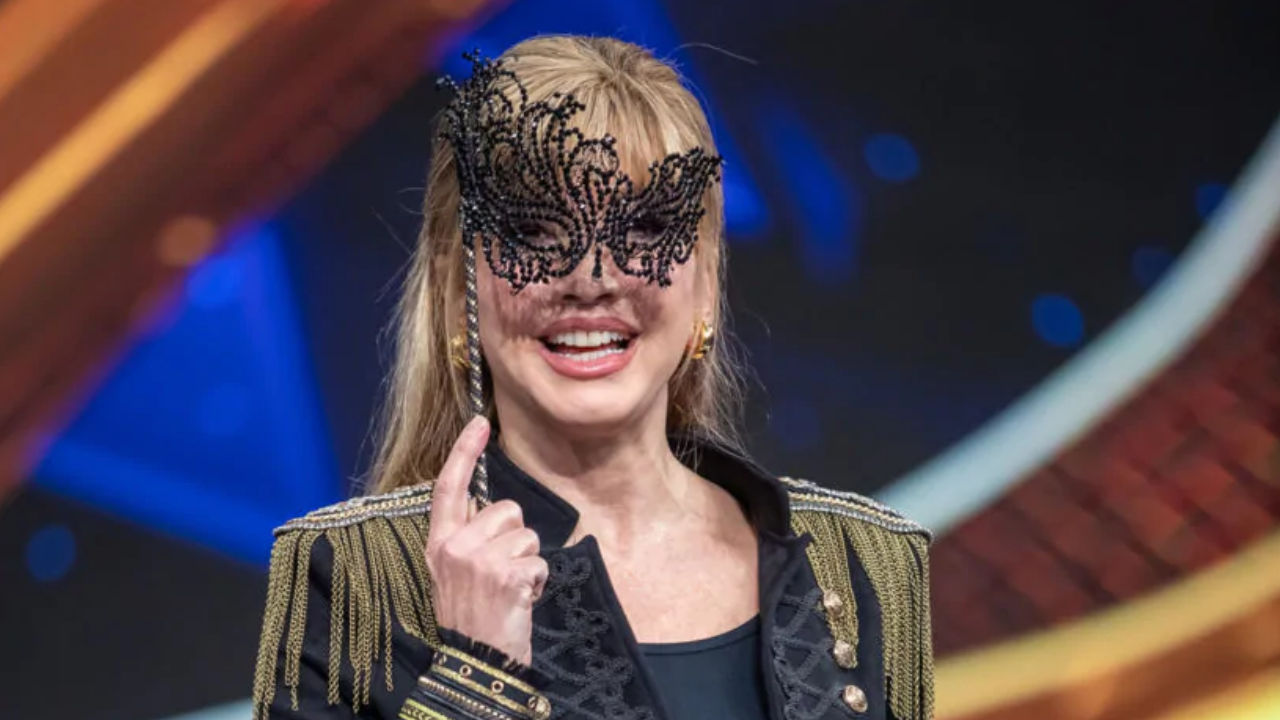 milly carlucci con maschera sugli occhi - 2021