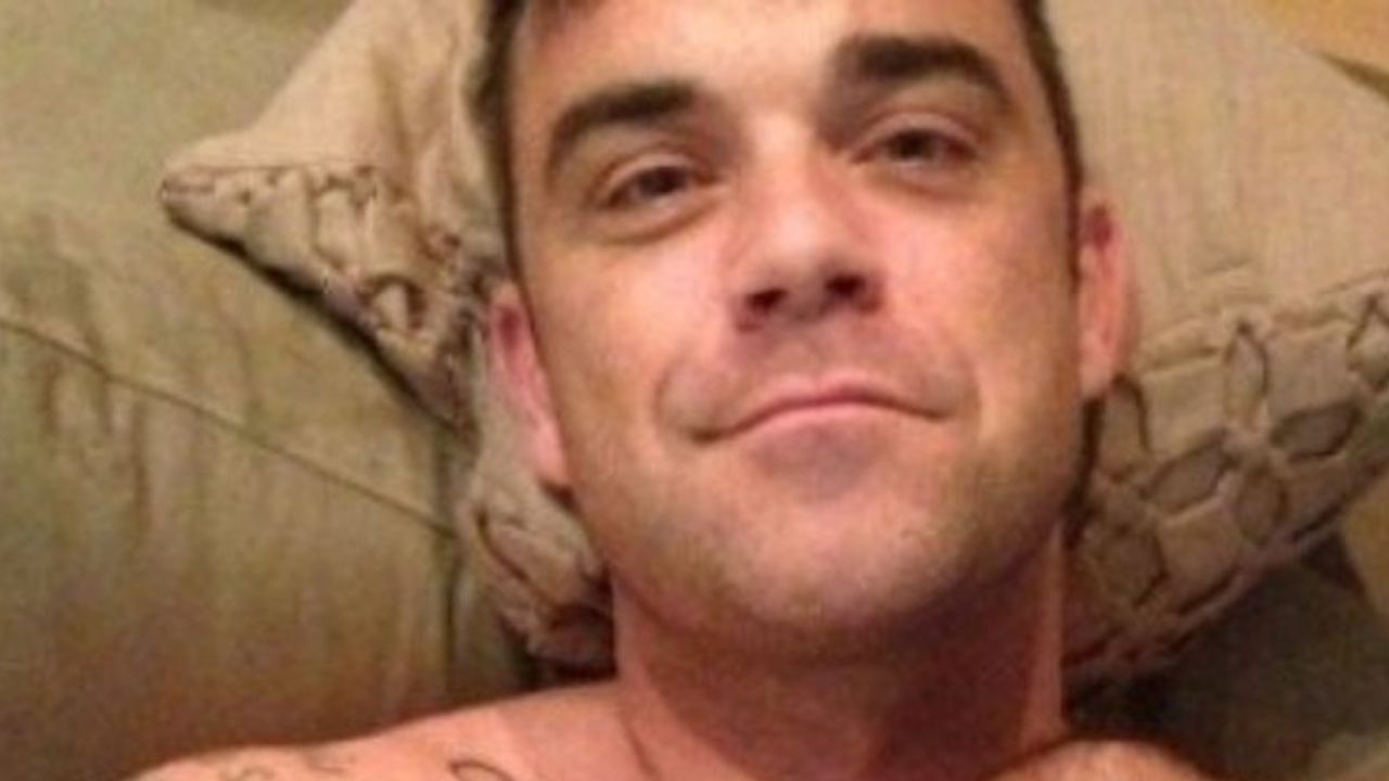 robbie williams selfie sdraiato