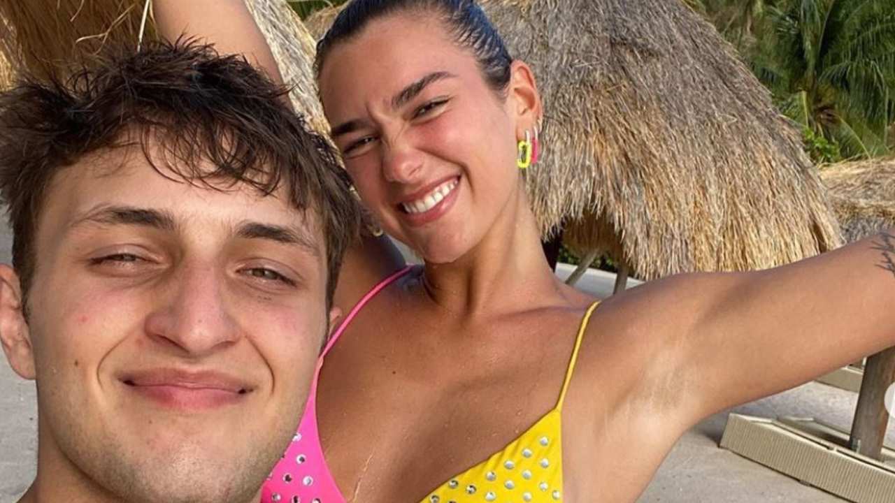 dua lipa e anwar hadid selfie in spiaggia