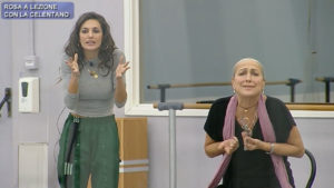 Amici 20, la Celentano caccia Elena dalla sala: “Stai nel tuo”, duro scontro Amici 20, la Celentano caccia Elena dalla sala: “Stai nel tuo”, duro scontro
