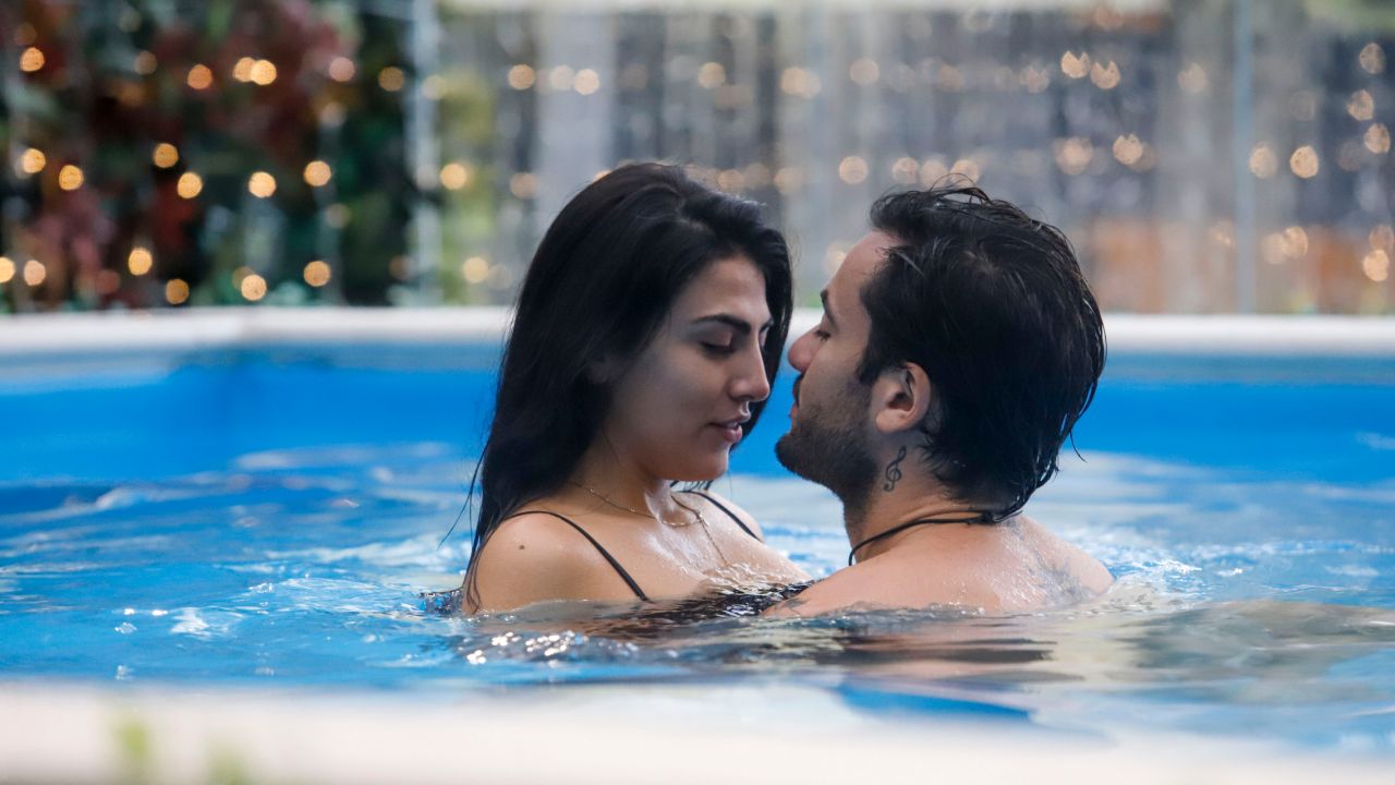 giulia salemi e pretelli in piscina