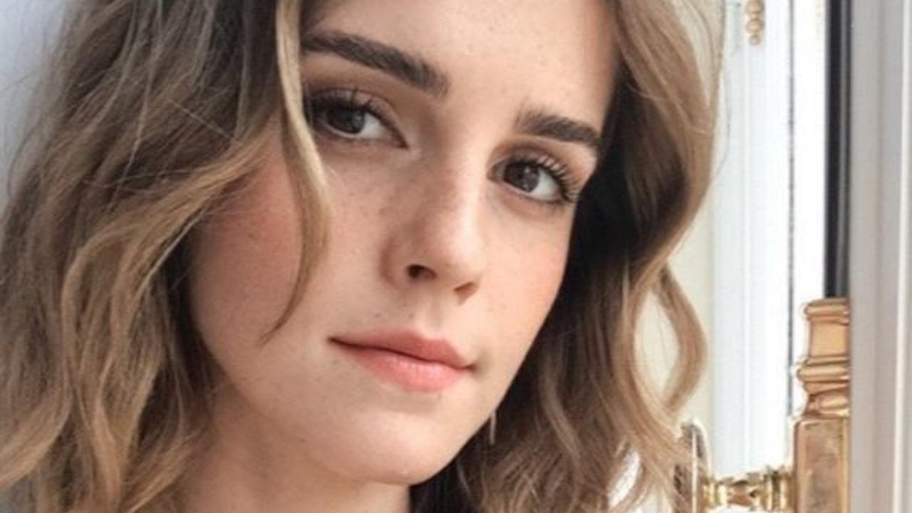 emma watson, selfie con capelli ricci