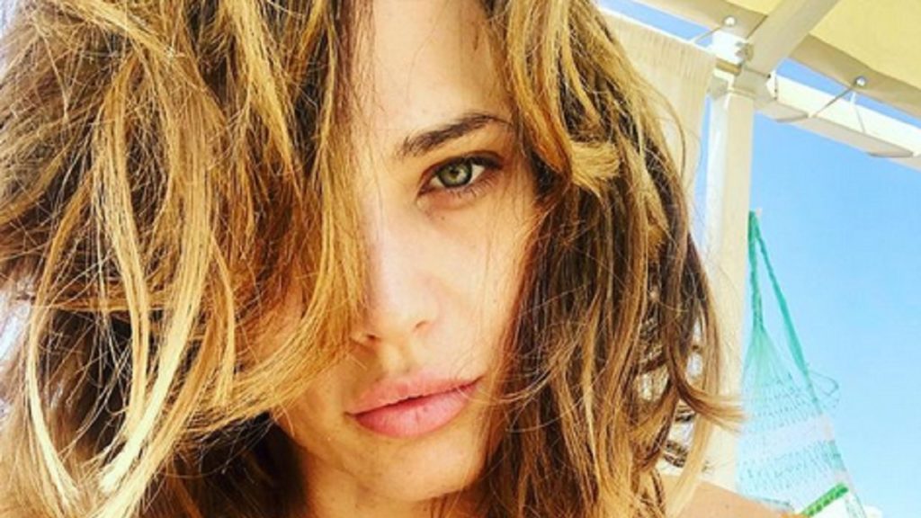 Laura Chiatti, insicura e paranoica “Ho ritoccato il seno due volte”
