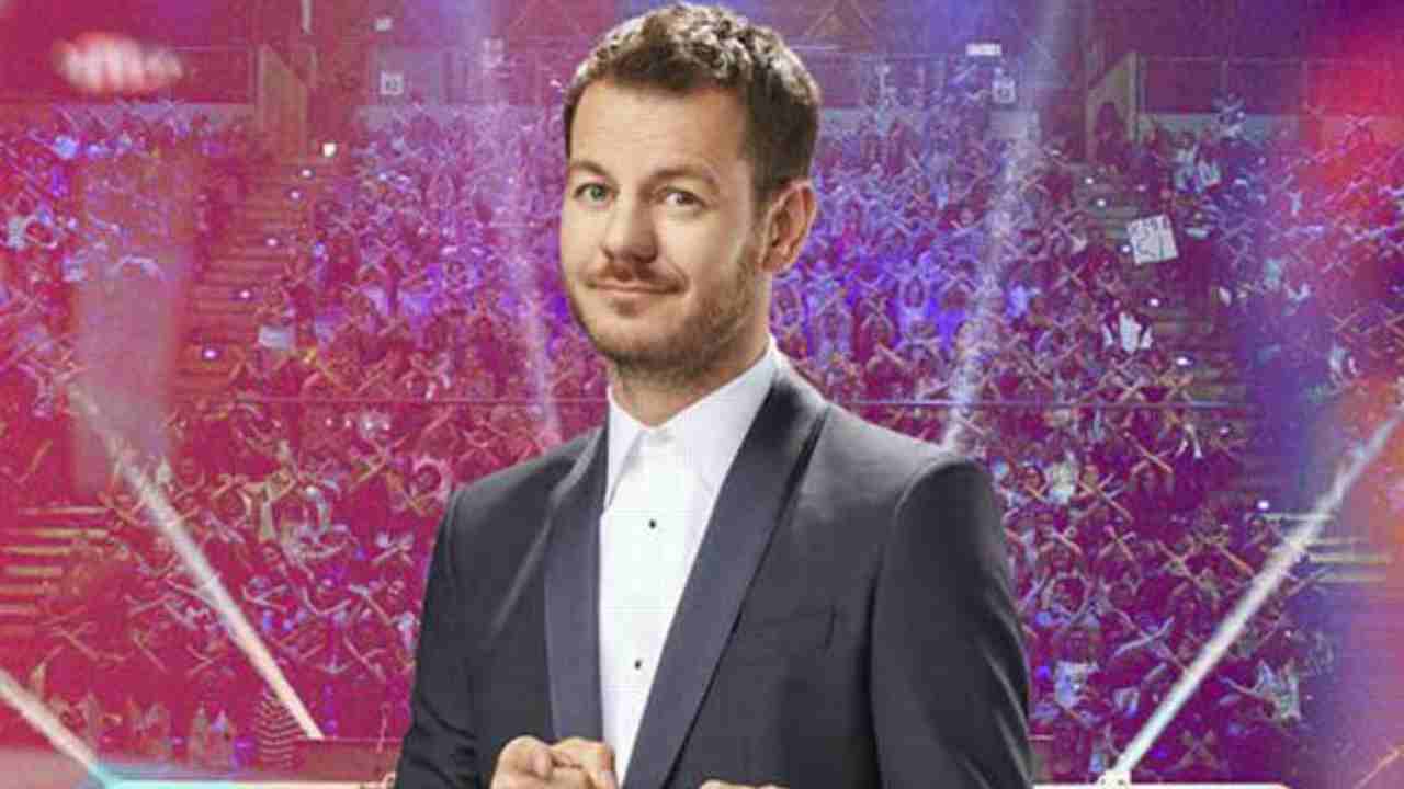 Alessandro Cattelan e le scarpe nere