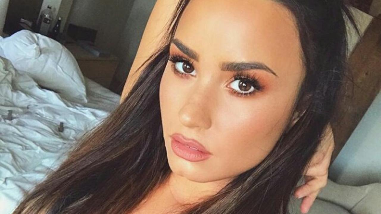 demi lovato selfie, capelli lunghi