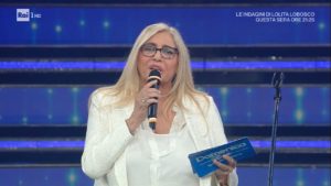 Mara Venier esplode a Domenica In contro produttrice: “Abbia rispetto” Mara Venier esplode a Domenica In contro produttrice: “Abbia rispetto”