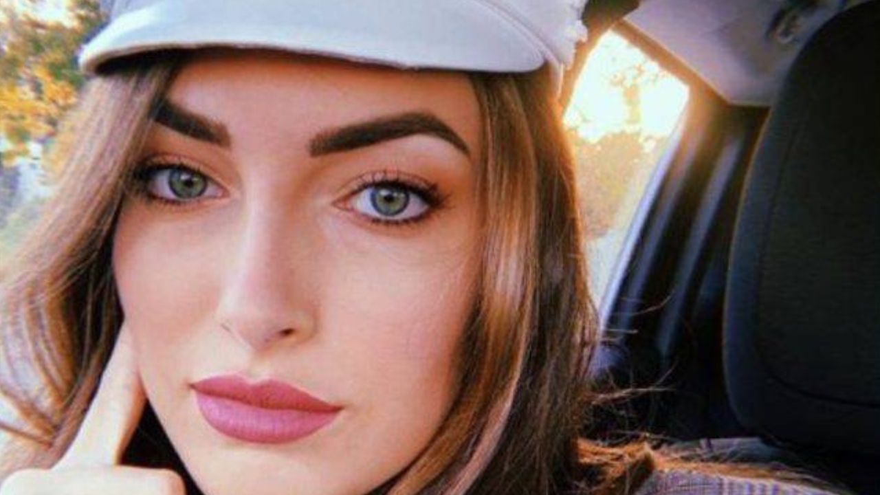 nilufar addati, selfie con cappello