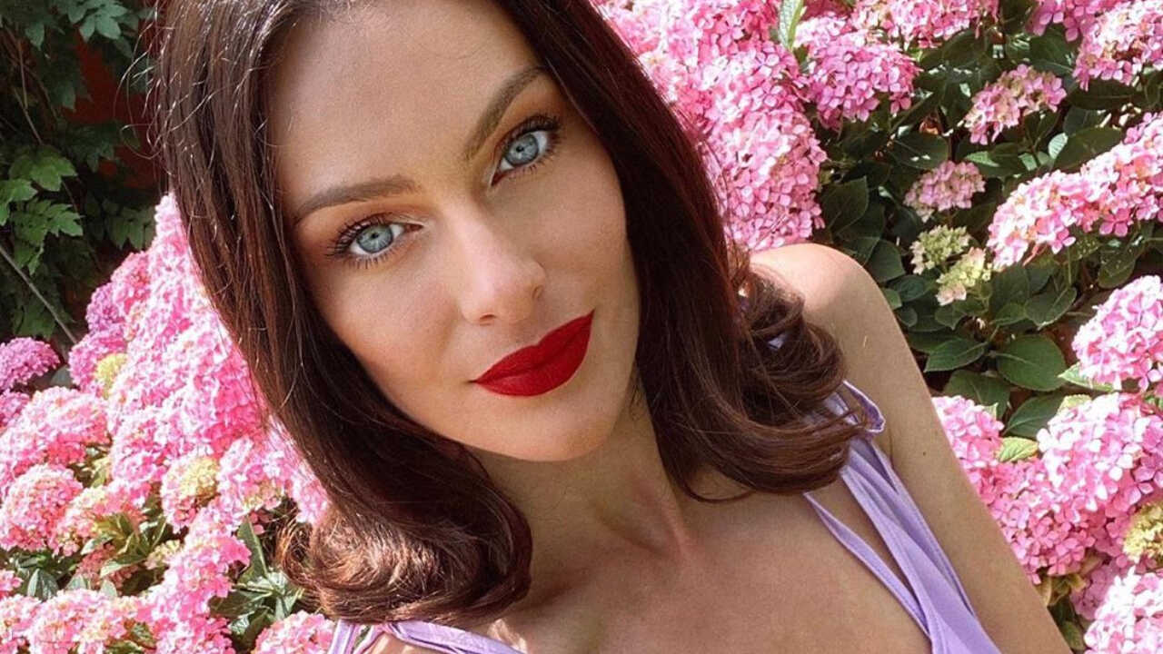 paola turani, selfie tra i fiori