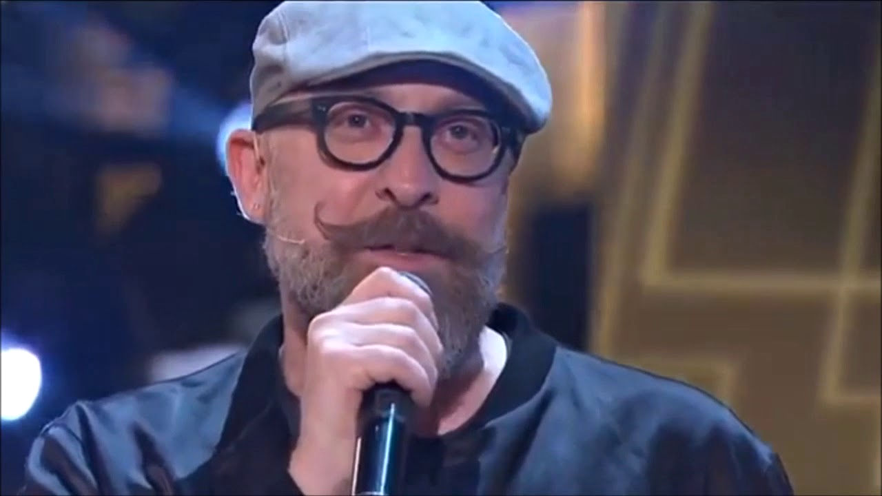 mario biondi con occhiali e cappello