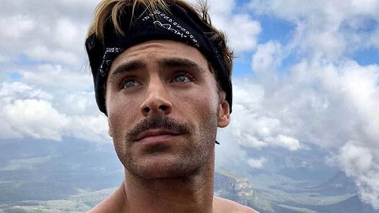 zac efron, selfie con la bandana