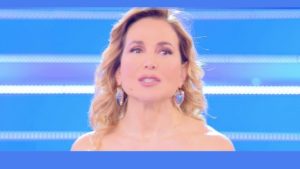 Pomeriggio 5, Barbara d’Urso crolla: l’intervista con la mamma di Luana D’Orazio Pomeriggio 5, Barbara d’Urso crolla: l’intervista con la mamma di Luana D’Orazio