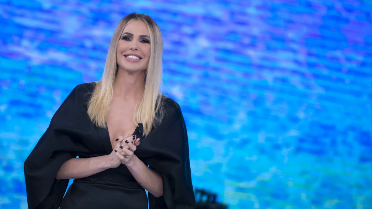 ilary blasi che applaude