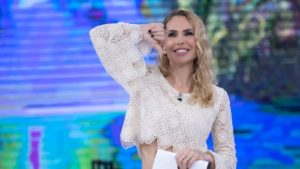 Ascolti tv ieri 14 maggio: brusco calo per Isola dei Famosi. Conti stabile Ascolti tv ieri 14 maggio: brusco calo per Isola dei Famosi. Conti stabile