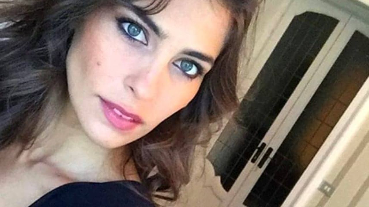 ariadna romero, selfie con abito nero