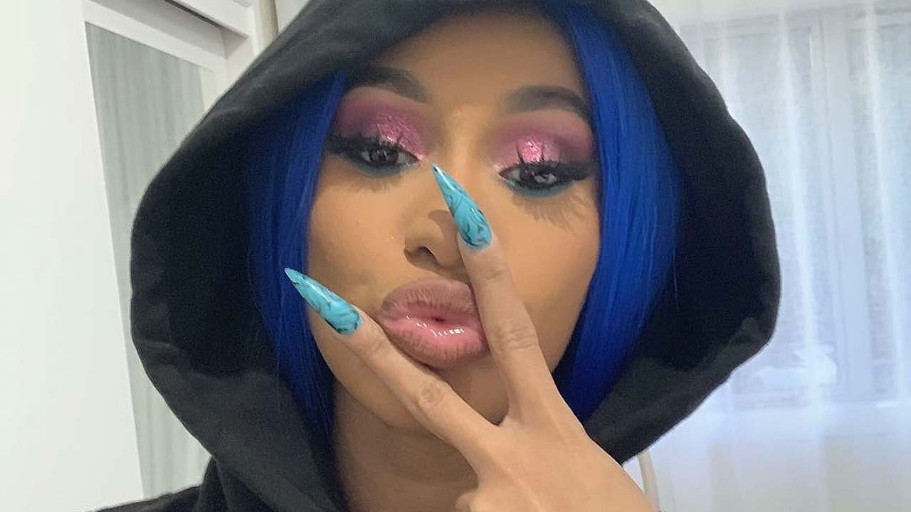 selfie di cardi b con capelli blu