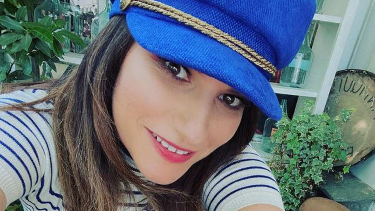 laura pausini cappello blu