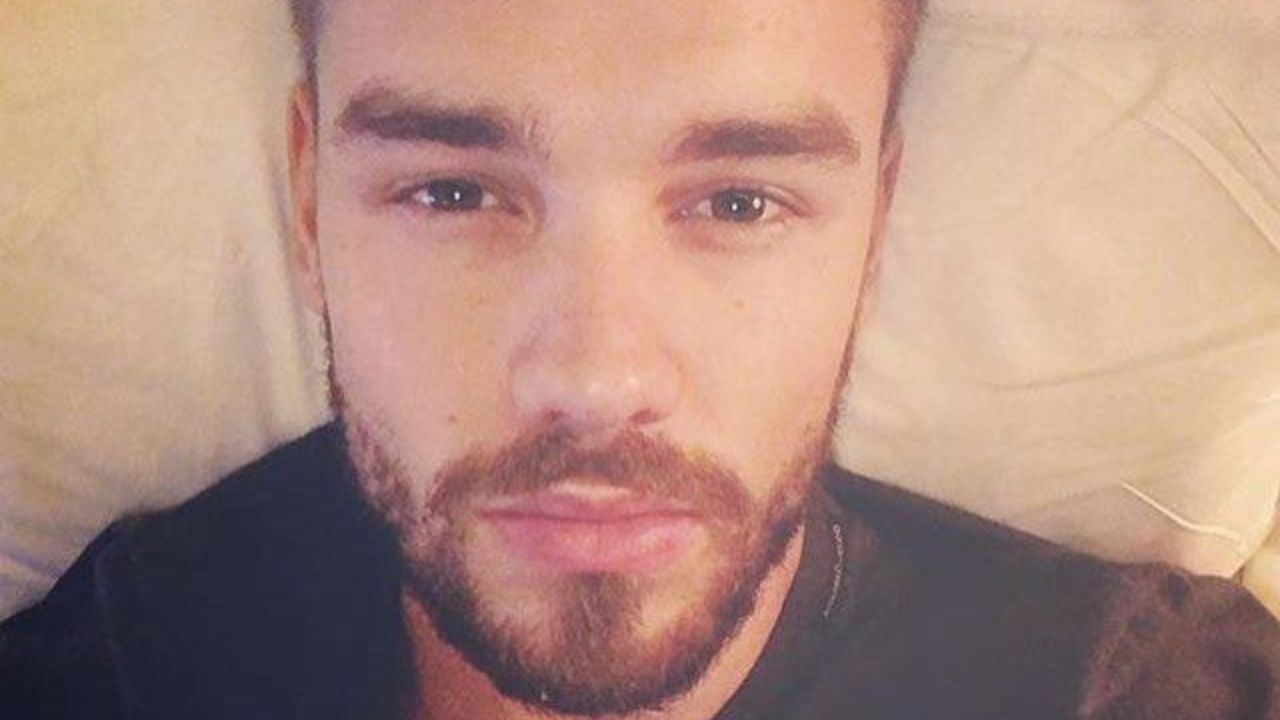 liam payne, selfie sdraiato