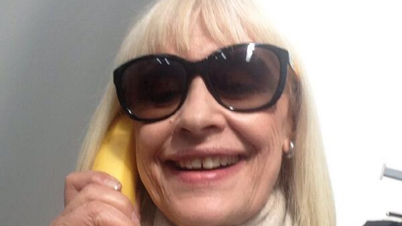 Raffaella Carrà in un selfie spiritoso