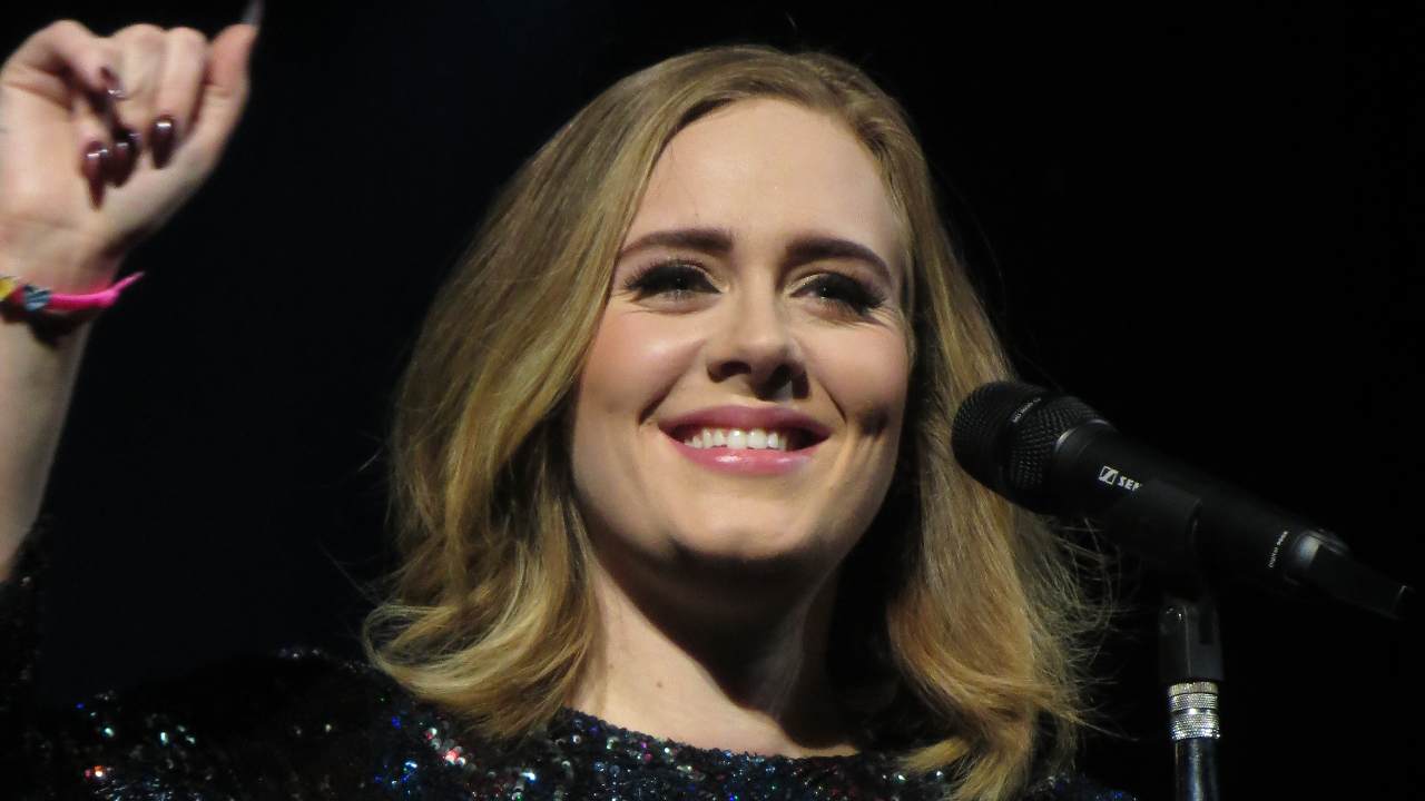 adele con il microfono sul palco