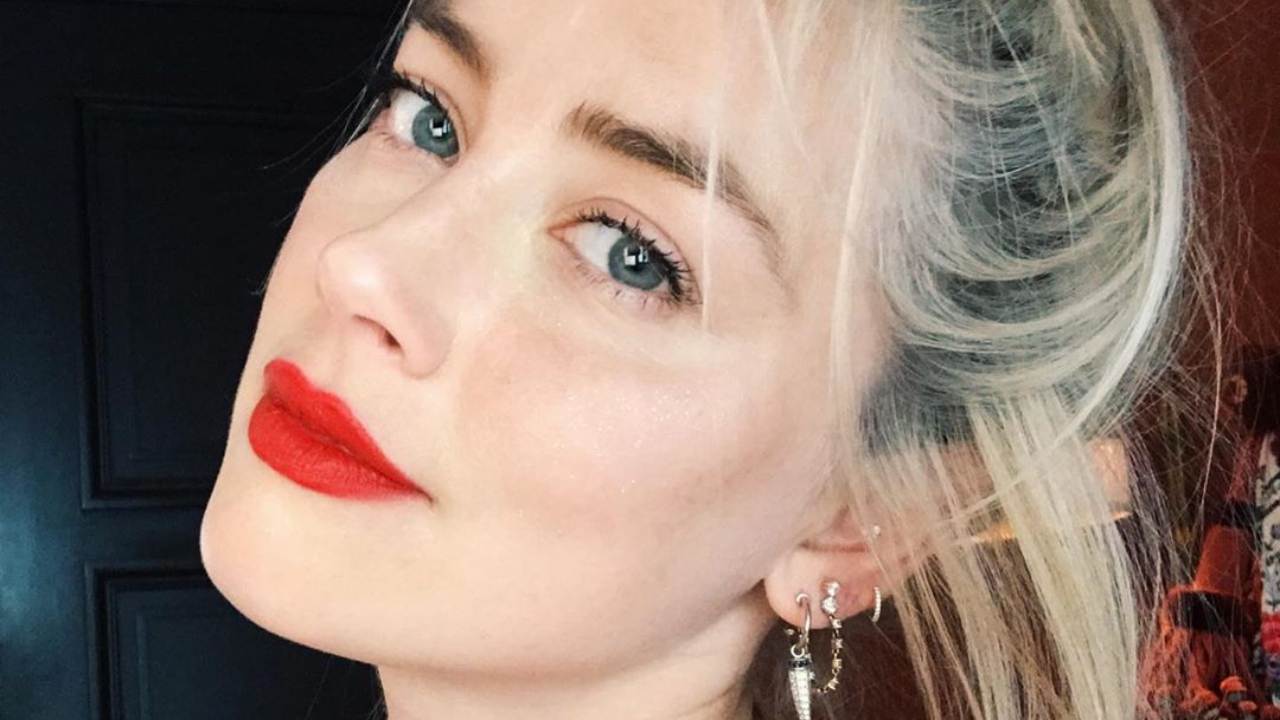 amber heard, selfie con capelli legati