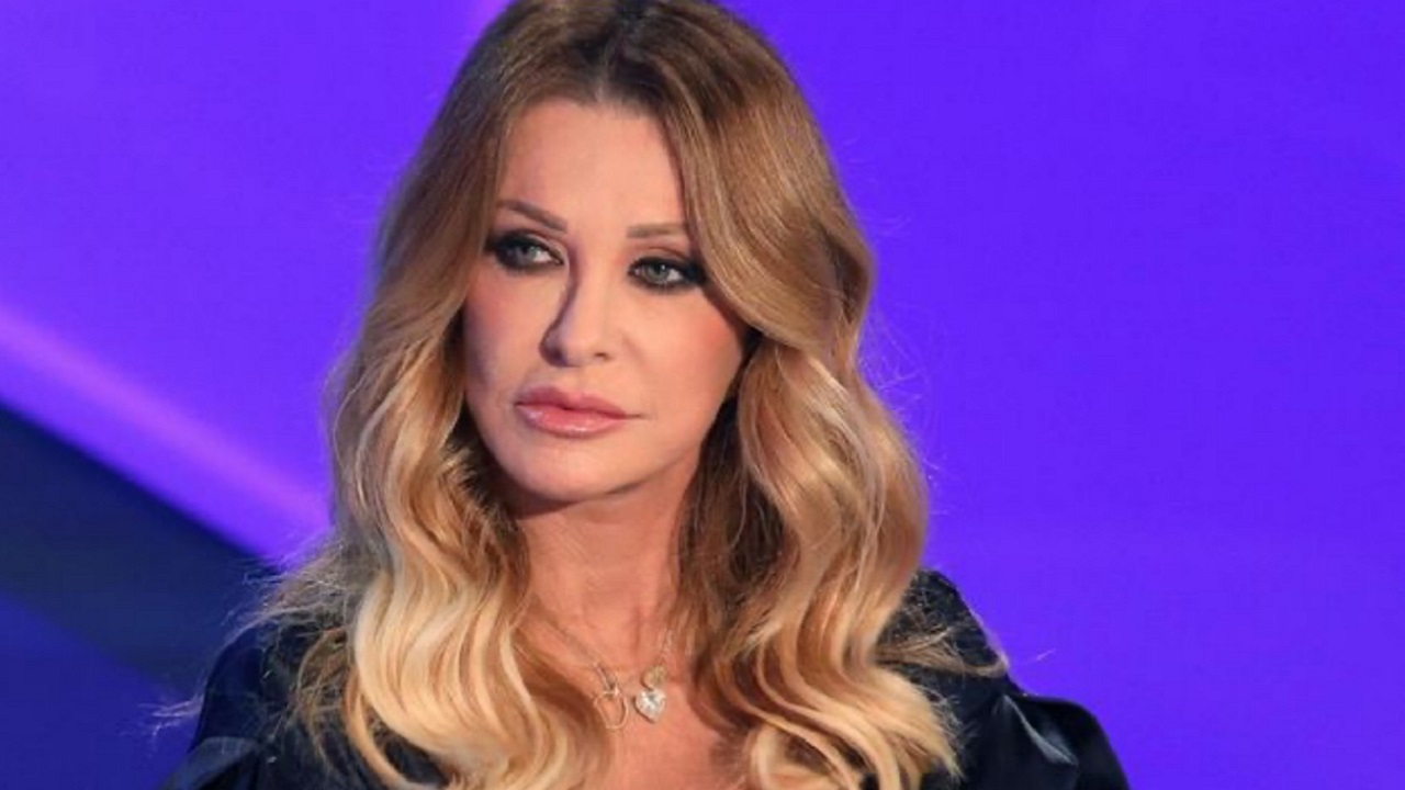 Paola Ferrari sfondo blu