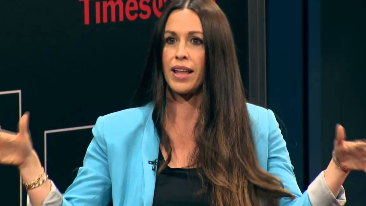 alanis morissette giacca celeste