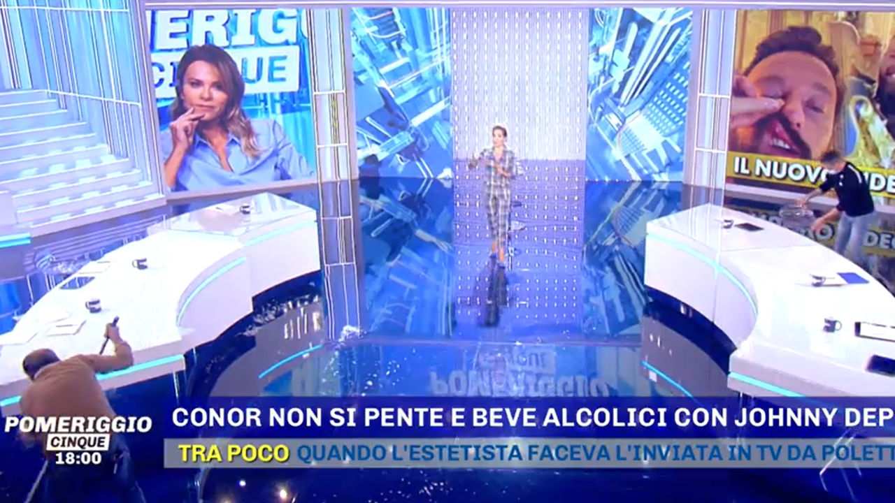 studio pomeriggio 5 vetri a terra