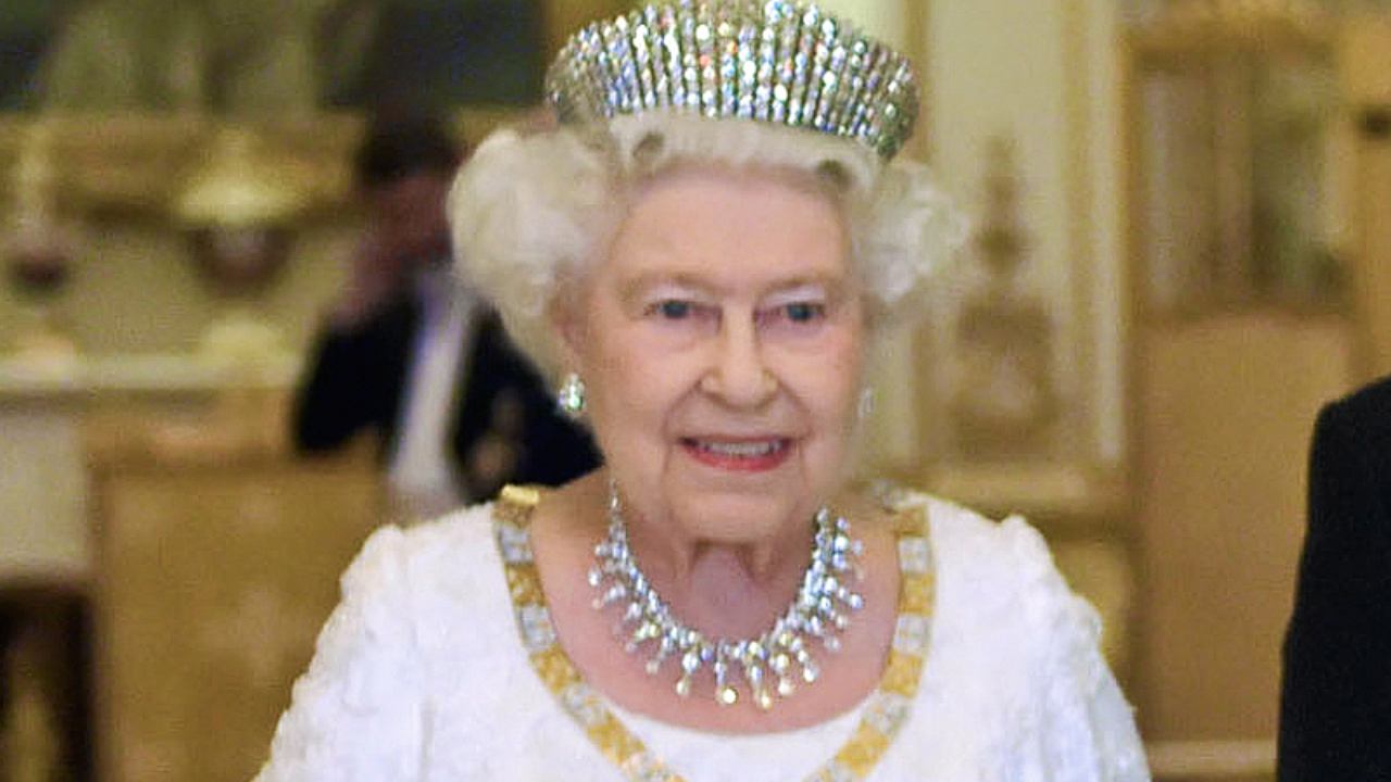 Regina Elisabetta II sorridente